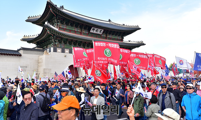 ▲ 광화문에서 청와대 방향으로 행진하는 육사 동지회 ⓒ정상윤