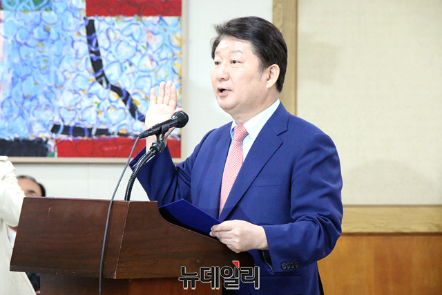 ▲ 10일 오전 대구시 국정감사가 진행된 데 앞서 권영진 대구시장이 증인선서를 하고 있다.ⓒ뉴데일리