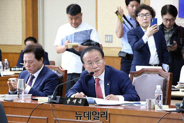 ▲ 윤재옥 국회의원이 10일 대구시 국감에서 김해신공항 확장은 5개 시도지사가 합의한 것인데 정부가 마음대로 이를 뒤집고 있다고 비판했다.ⓒ뉴데일리