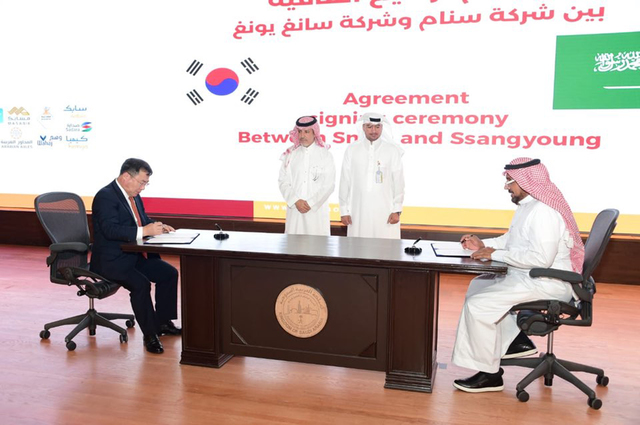 ▲ 쌍용자동차 예병태 대표이사(사진 왼쪽)와 SNAM社의 파드 알도히시(Dr. Fahd S Aldohish) 대표 이사가 계약서에 서명하고 있다ⓒ쌍용자동차