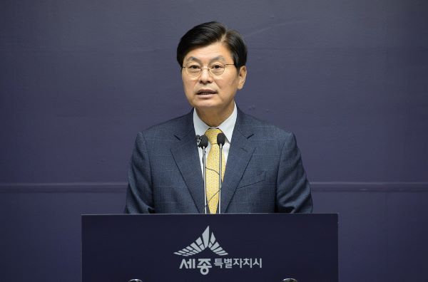▲ 이춘희 시장이 10일 정례브리핑을 통해 “세종시 도담·아름점 싱싱장터가 개장 4년 만에 지난달 기준 누적매출액 700억 원을 달성했다”고 밝히고 있다.ⓒ세종시