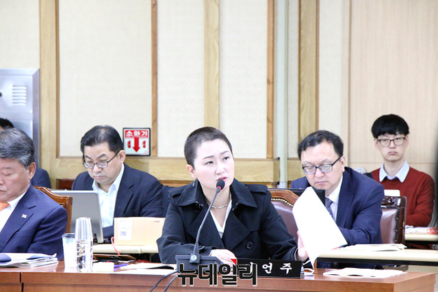 ▲ 이언주 국회의원이 10일 대구시청 국감에서 대구통합공항 이전 문제점을 지적하고 있다.ⓒ이지연 기자