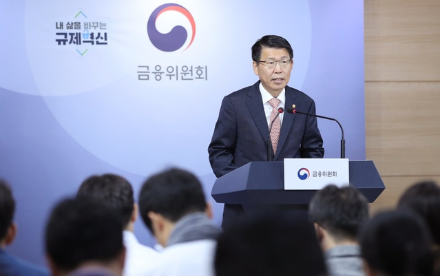 ▲ 은성수 금융위원장이 10일 오전 서울 종로구 세종로 정부서울청사 브리핑룸에서 기자간담회를 열고 인터넷전문은행 신규인가 추진,DLF 관련 대응 방향 등 주요 정책을 설명하고 있다.ⓒ연합뉴스
