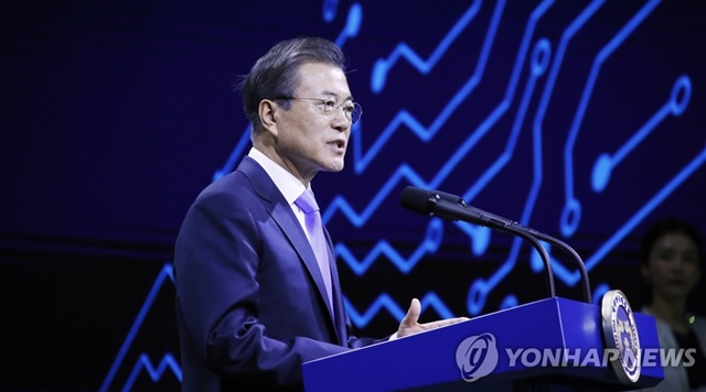 ▲ 문재인 대통령이 10일 충남 아산시 삼성디스플레이 아산공장에서 열린 삼성디스플레이 신규 투자 및 상생협력 협약식에서 발언하고 있는 모습. ⓒ연합뉴스
