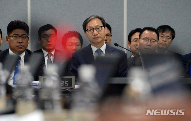 ▲ 2019년도 보건복지위원회의 국민연금공단 국정감사가 10일 전북 전주시 국민연금공단에서 실시된 가운데 김성주 국민연금공단 이사장이 질의를 듣고 있다.ⓒ뉴시스