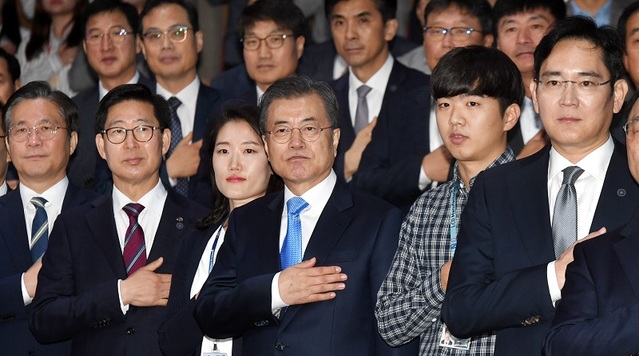 ▲ 10일 삼성디스플레이 아산캠퍼스에서 열린  삼성디스플레이와 충남도와의 투자협약식에서 문재인 대통령과 이재용 삼성전자 부회장, 양승조 충남도지사가 국민의례를 하고 있다. ⓒ충남도