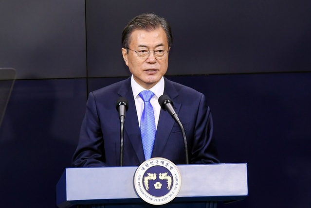 ▲ 문재인 대통령이 10일 삼성디스플레이 아산캠퍼스에서 열린‘누구도 넘볼 수 없는 디스플레이 강국’을 슬로건으로 내건 이날 협약식에서 전국경제투어 11번째 일정으로 참석해 인사말을 하고 있다.ⓒ충남도