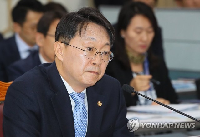 ▲ 10일 세종청사에서 열린 국회 기재위 국감에서 답변을 하고 있는 김현준 국세청장 ⓒ연합뉴스 제공