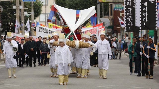 ▲ 10일 '설악산 오색케이블카'무산에 반발하는 강원 양양군민들과 도민들이 환경부장관과 책임자를 규탄하는 결의대회에서 상여를 앞세우고 가두행진을 벌이고 있다.ⓒ설악산오색케이블카추진위