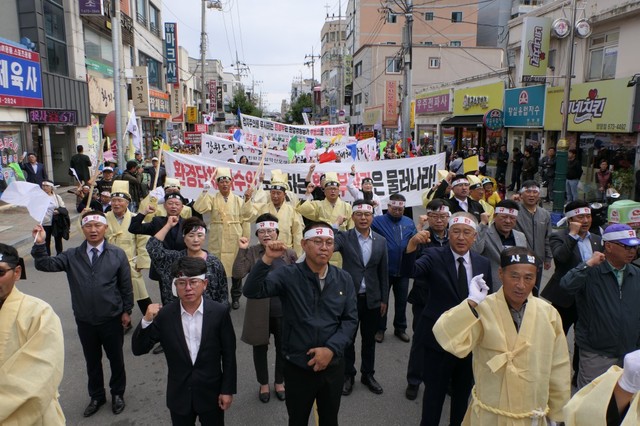 ▲ 10일 '설악산 오색케이블카'사업 무산에 반발한 양양군민들과 김진하 양양군수가 환경부의 부당함을 외치며 거리행진을 하고 있다.ⓒ설악산오색케이블카 추진위