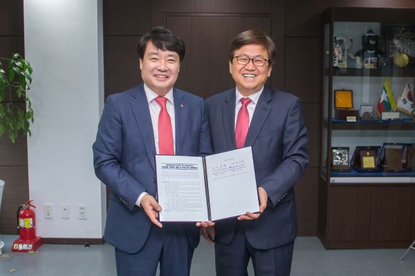 ▲ 세종시교육청이 10일 3층 접견실에서 NH농협은행 세종영업본부와 ‘특수교육대상학생 치료지원 서비스 전자카드 시스템 도입’을 위한 업무협약을 가졌다. 최교진 세종시교육감(사진 오른쪽)과 김훈태 NH농협은행 세종영업본부장(사진 왼쪽)이 협약서를 들어보이고 있다.ⓒ세종시교육청