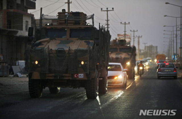 ▲ 공습과 포격 뒤 시리아 북부로 진출한 터키 육군 차량들. ⓒ뉴시스 AP. 무단전재 및 재배포 금지.