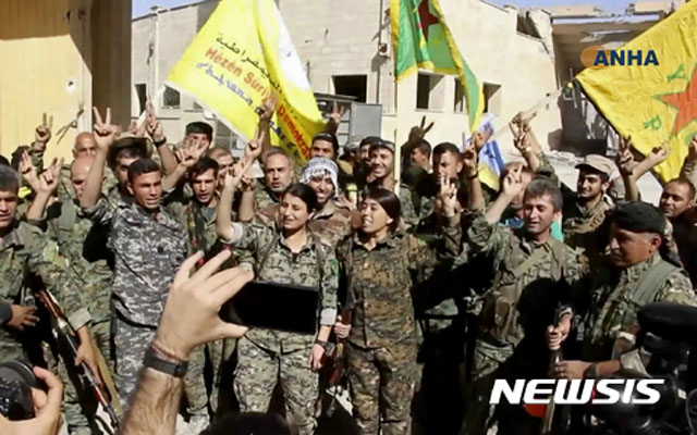 ▲ 2017년 10월 당시 ISIS의 근거지인 시리아 락까를 탈환한 뒤 환호하는 '시리아 민주군(SDF)' 장병들. ⓒ뉴시스 AP. 무단전재 및 재배포 금지.