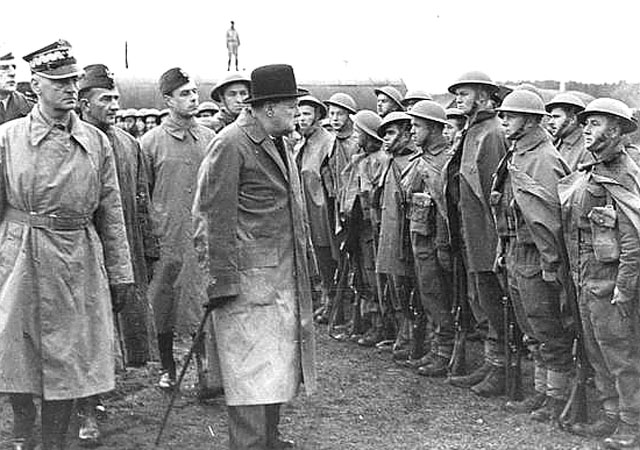 ▲ 2차 세계대전 당시 영국에 주둔하던 자유폴란드군을 사열하는 윈스턴 처칠 영국 수상. 1943년경 촬영된 것으로 추정된다. ⓒ위키피디아 공개사진.