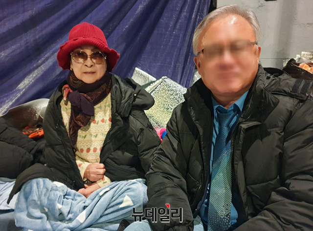 ▲ 제주도에서 비행기를 이용해 올라온 양은옥(왼쪽)씨. '철야 시위'의 불편한 점으로 '화장실 문제'를 꼽았다. ⓒ박찬제 기자