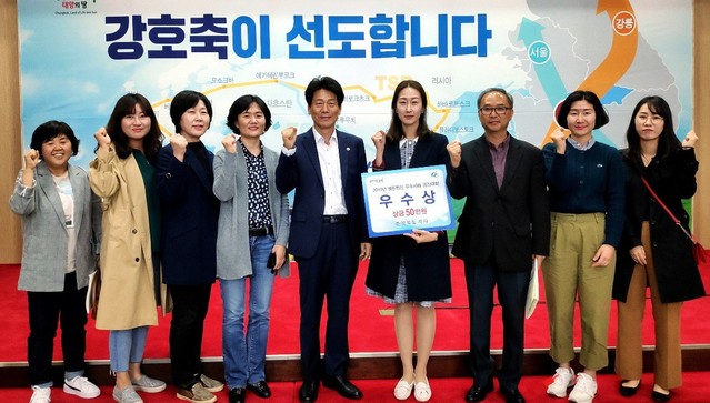 ▲ 10일 충북도청에서 열린 '충북도 열린혁신 우수사례 경진대회'에서 제천시청 팀이 우수상을 받고 관계자들과 기념촬영을 하고 있다.ⓒ제천시