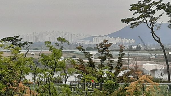 ▲ 10일 낮 세종시청 뒤편 금강 주변 전경.ⓒ김동식 기자