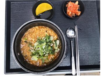 ▲ 고속도로 휴게소에서 판매하고 있는 라면. ⓒ이은권 의원실