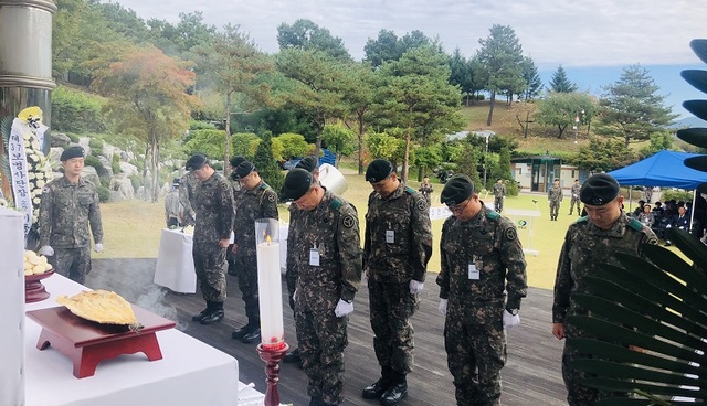 ▲ 육군 37사단이 10일 영동군 용두공원 충혼탑에서 진행된 6‧25 전사자 유해발굴 개토식에서 이동석 사단장과 장병들이 헌화‧분향한 뒤 순국장병 등에 대한 예를 갖추고 있다.ⓒ