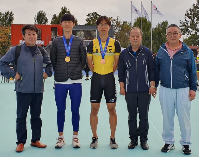 ▲ 제100회 전국체육대회 충북대표 선수로 출전한 한국호텔관광고등학교 롤러선수 4명 모두가 금메달을 획득하고 기념촬영을 하고 있다. 사진은 김진수 단성중 교장(왼쪽부터), 최인호 선수, 김태수 선수, 장경환 교장, 권오길 단양롤러스포연맹 회장.ⓒ한국호텔관광고등학교