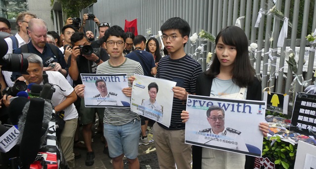 ▲ DEMOSISTO: 데모시스토(香港衆志 멤버들, 왼쪽부터 네이던 로(羅冠聰) 전 의원, 죠슈아 웡(黃之鋒), 아그네스 초우 (周庭).