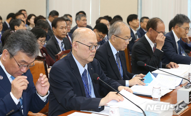 ▲ 11일 서울 여의도 국회에서 열린 과학기술정보방송통신위원회의 국가과학기술연구회, 한국과학기술연구원 국정감사에서 국가과학기술연구회 원광연 이사장(왼쪽에서 세번째), 한국과학기술연구원 이병권 원장(왼쪽에서 두번째)를 비롯한 참석자들이 심각한 표정을 하고 있다. ⓒ뉴시스