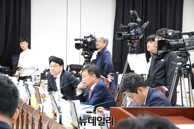 ▲ 한국당 의원들이 11일 대구고검, 부산고검 국정감사에서 답변을 듣고 있다.ⓒ뉴데일리