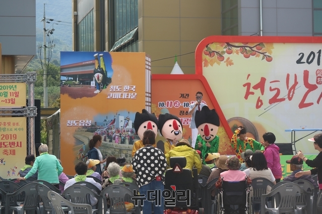 ▲ 축제에는 신비한 마술과 신기한 퍼포먼스가 있는 ‘마술연극공연’, 축제 분위기를 후끈 달아오를 수 있도록 만들어 주는 ‘반시 칵테일 쇼’ 등 다양한 부대행사가 마련된다.ⓒ뉴데일리