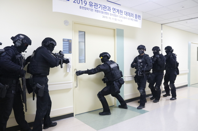 ▲ 계명대 동산병원(병원장 조치흠)이 지난 11일 동산병원 내 병동과 헬리포트 등에서 유관기관과 연계한 재난모의훈련을 가졌다.ⓒ동산병원