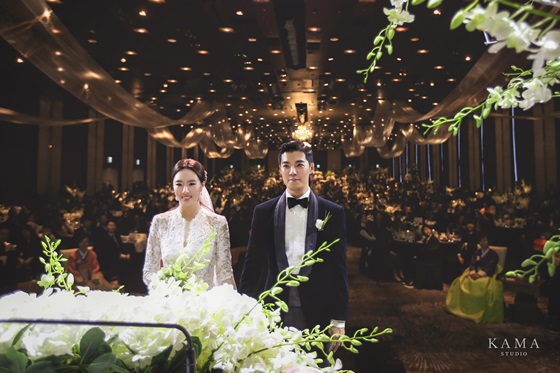 ▲ 결혼식을 올리고 있는 강남·이상화 부부. ⓒ사진 제공 = 카마스튜디오
