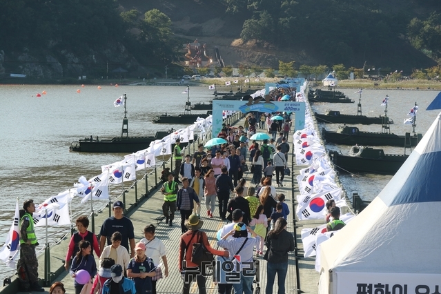 ▲ 축제 행사장에 마련된 파크브릿지 430m 부교를 관광객들이 걸으며 평화의지를 체험하고 있다.ⓒ뉴데일리