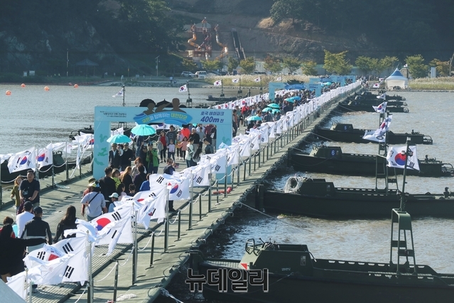 ▲ 올해 축제에는 국방부 3대 전승 행사의 하나인 ‘낙동강 지구 전투전승행사’와 통합 개최돼 많은 관광객 발길이 이어졌다.ⓒ뉴데일리