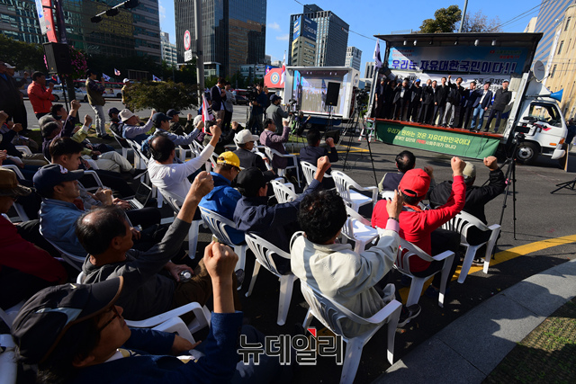 ▲ 36개 시민사회단체로 구성된 '조국문재인 퇴진 국민행동(조문퇴진)'이 12일 오후 서울 종로구 청계광장에서 제3차 '조국문재인 퇴진 국민대회'를 갖고 있다. ⓒ이종현 기자