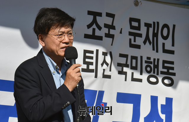 ▲ 이병태 자유와희망나라세우기 대표가 12일 오후 서울 종로구 청계광장에서 35개 시민사회단체로 구성된 '조국문재인 퇴진 국민행동(조문퇴진) 주최로 열린 제3차 '조국문재인 퇴진 국민대회'에 참석해 조국 장관 규탄발언을 하고 있다. ⓒ이종현 기자