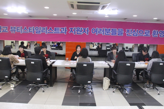 ▲ 뷰티스타일리스트과 교수 및 비교과전형 외부 면접관들이 12일 신비관에서 수험생들을 대상으로 면접을 보고 있다.ⓒ수성대