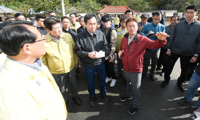 ▲ 이철우 경북도지사가 13일 이낙연 국무총리, 박선호 국토부 1차관, 김계조 행정안전부 재난안전관리본부장, 전찬걸 울진군수와 함께 태풍 미탁으로 피해가 집중된 울진 기성면 피해복구 현장을 찾았다.ⓒ경북도