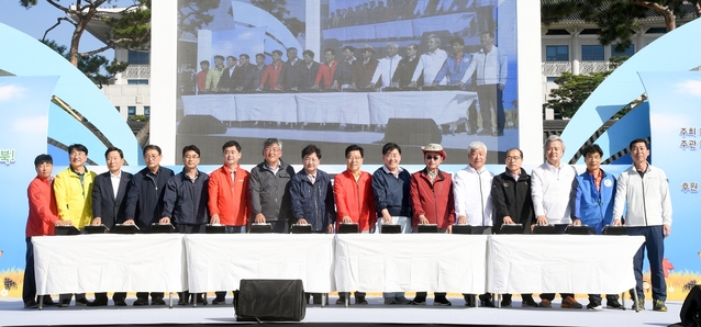 ▲ 이철우 경상북도지사, 안동시장, 예천군수, 안동시·예천군 도의원 등은 300만 도민의 화합, 도청신도시의 조기 활성화 등을 바라는 마음을 담아 ‘화약, 에어샷’퍼포먼스를 개최했다.ⓒ경북도