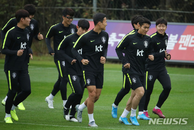 ▲ 대한민국 남자 축구대표팀 선수들이 7일 오후 경기 파주 축구국가대표팀트레이닝센터(NFC)에서 훈련을 하고 있다.  한국축구대표팀은 오는 10일 화성에서 스리랑카와, 15일은 평양에서 북한과의 카타르 월드컵 아시아 2차 예선을 치를 예정이다. ⓒ뉴시스