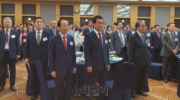 ▲ 지난 11일 그랜드플라자 청주호텔에서 열린 ‘출향 상공인 고향 방문의 날’ 행사에서 참석자들이 애국가 제창을 하고 있다.ⓒ박근주 기자