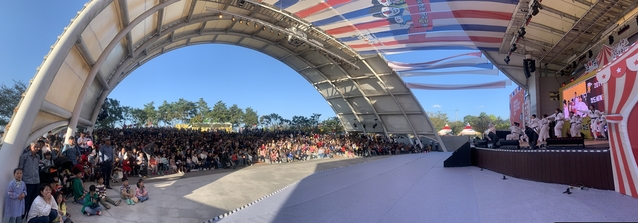 ▲ 이번 축제는 전국 지자체별 축제 개최 시기가 겹쳐져 방문객이 저조할 것이라는 당초 우려와 달리 개막일인 금요일부터 예상을 뛰어넘는 구름인파가 몰려 청도 축제의 새로운 역사를 썼다. 사진은 청도 야외공연장 공연에 몰린 관광객들.ⓒ청도군