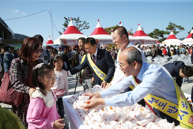 ▲ 이승율 군수, 이만희 국회의원, 박기호 청도군의회 의장(오른쪽부터)이 축제장에서 반시를 무료로 나눠주고 있다.ⓒ청도군