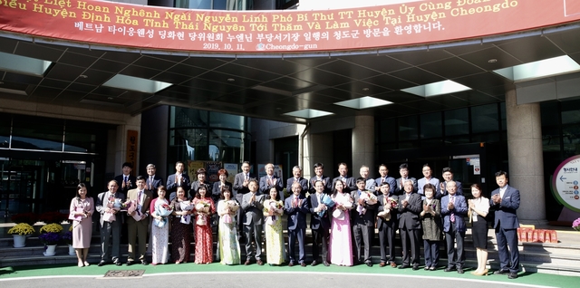 ▲ 지난 11일부터 12일까지 베트남 타이응웬성 딩화현 ‘누 엔 닌’ 당위원회 부당서기장을 비롯해 공무원, 관계자 일행이 이승율 군수 등과 함께 청도군청 앞에서 단체 기념촬영을 하고 있다.ⓒ청도군