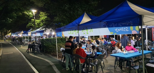 ▲ 경산시는 11일 남매공원에서 시민 280가족이 참여한 가운데 ‘남매학교 10월 강좌’를 성공리에 개최했다.ⓒ경산시