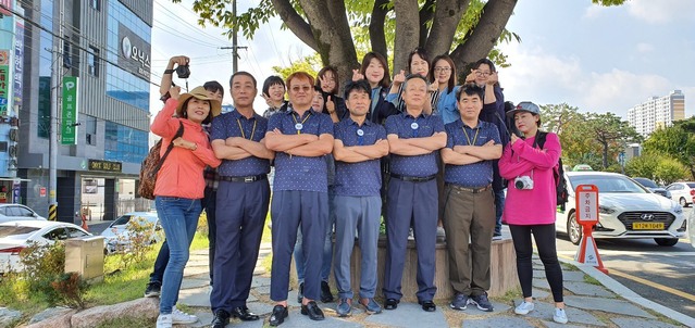 ▲ 우수 블로거 13명 기자단과 관광택시 팸투어단.ⓒ영천시