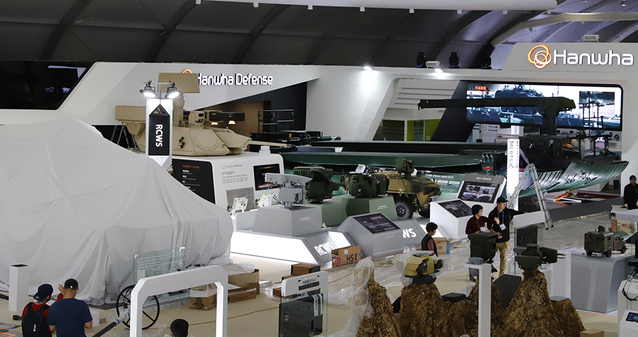 ▲ 한화 방산계열사가 15일부터 20일까지 서울공항에서 진행되는 ‘서울 국제 항공우주 및 방위산업전시회(Seoul ADEX 2019)’를 앞두고 전시 부스 준비에 한창이다. 15일 개막식에서 최초 공개되는 레드백(REDBACK) 장갑차가 장막에 덮여있다.ⓒ한화