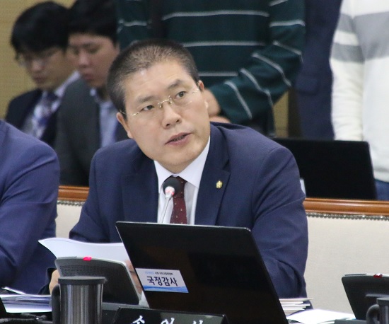 ▲ 국회 국토교통위원회 소속 송석준 의원(자유한국당)이 지난 10일 한국도로공사에 대한 국감에서 질의하고 있다.ⓒ송석준 의원실