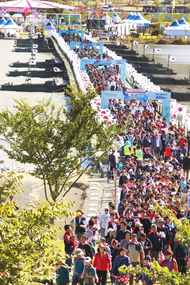 ▲ 지난 12일 낙동강 세계평화문화대축전 부대 행사로 열린 호국로 걷기 체험 행사에 참가중인 관람객.ⓒ칠곡군
