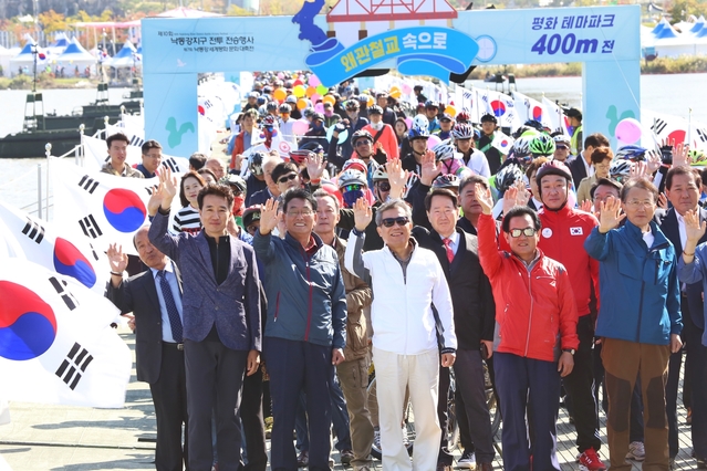 ▲ 지난 12일 낙동강 세계평화문화대축전 부대 행사로 열린 호국로 걷기 체험 행사에 참가중인 백선기 칠곡군수.ⓒ칠곡군