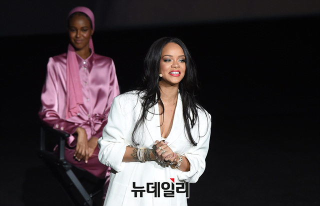 ▲ 본인의 메이크업 브랜드 '펜티 뷰티(Fenty Beauty)'의 뷰티 클래스에 참석한 리한나 ⓒ정상윤 기자