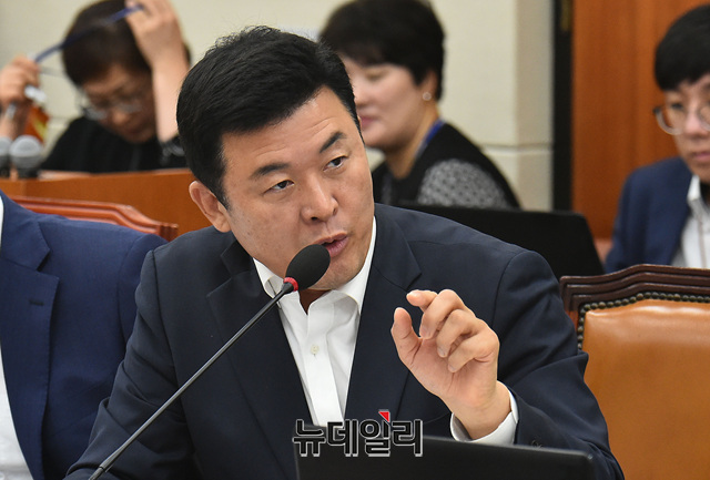 ▲ 윤영석 자유한국당 의원이 8일 오전 국회에서 열린 국회 기획재정위원회의 한국은행에 대한 국정감사에서 질의를 하고 있다.ⓒ이종현 가자